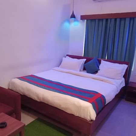 Aristro Club Hotel Колката Екстериор снимка