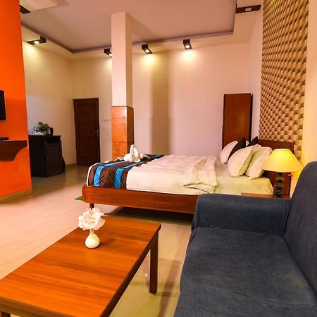 Aristro Club Hotel Колката Екстериор снимка