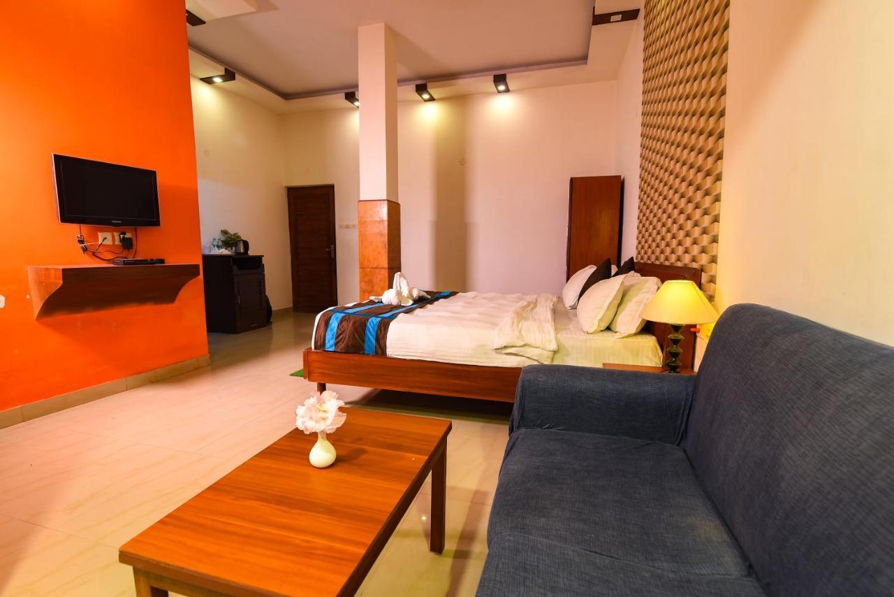 Aristro Club Hotel Колката Екстериор снимка