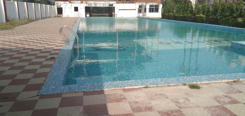 Aristro Club Hotel Колката Екстериор снимка